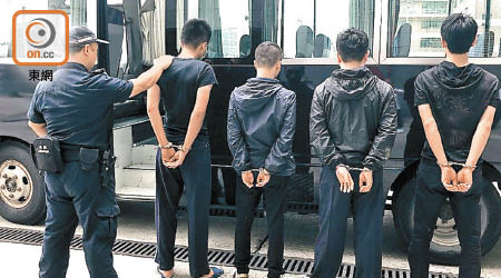 執法人員於竹灣附近截獲偷渡入境的內地男子。
