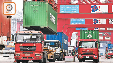 中美貿易戰直接打擊本港進出口貿易。