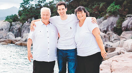 Florian（中）的父母（左及右）知道兒子患癌消息後傷心不已。