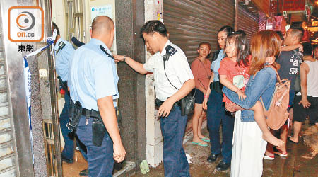 女住客手抱女童逃生。（劉子文攝）