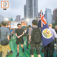 六四晚會前夕，有人帶同香港旗進入維園晚會會場。（胡家豪攝）