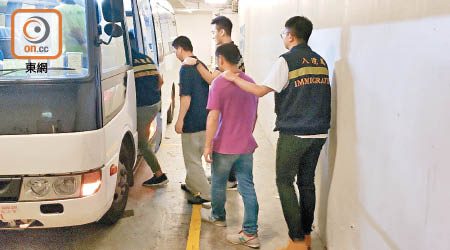 入境處拘捕四名非法勞工及一名僱主。
