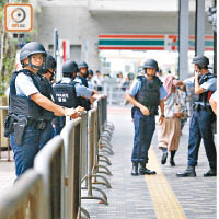 大量荷槍實彈警員在法院範圍戒備。