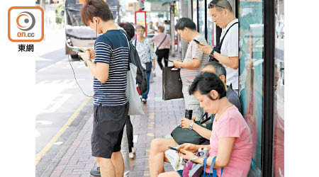 市民使用手機普遍，5G能促進該通訊的效率及效果。（袁志豪攝）