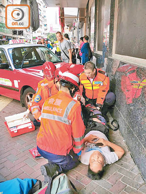 男途人受傷倒地，救護員為其急救。（社區幹事陳龍傑提供）