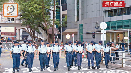 灣仔警總<br>警員在警總外現場一字排開搜索證物。（李國健攝）