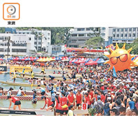 赤柱<br>約六千名龍舟健兒昨於赤柱參與龍舟競賽。