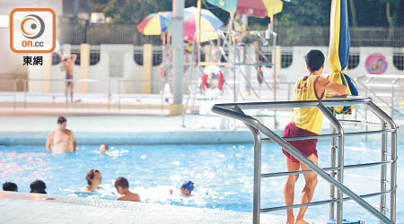 荃景圍胡忠游泳池去年因救生員不足，須局部關閉日子多達二百一十日。