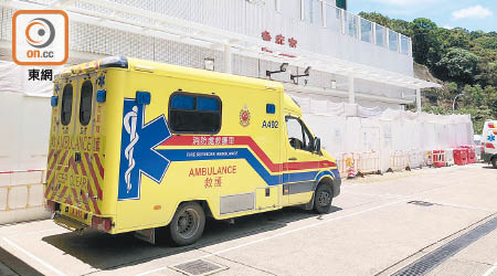 西貢遇溺男童由救護車送院救治。（曾志恒攝）