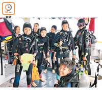 十名同學花了一個月學潛水，考獲潛水牌。（潛水歷險會提供）