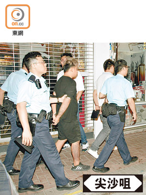 警員在山林道拘捕兩名男子。