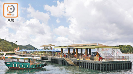 新碼頭採用樁柱支撐承台式的設計，以減少碼頭對海床及水流的影響。