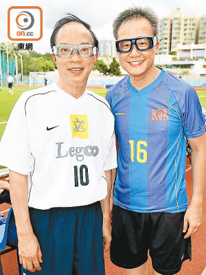 馬逢國（左）同聯會司庫黃志揚（右）都戴上防護性高嘅眼鏡落場踢波。（徐家浩攝）