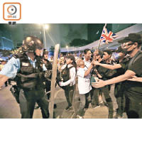 示威者在反修例遊行結束後與警方發生衝突。（袁志豪攝）