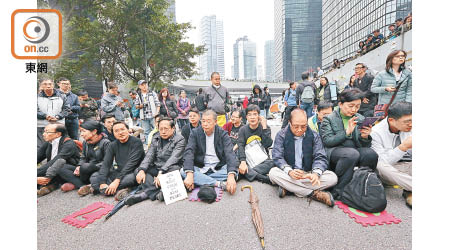 佔中<br>黎智英（前排右三）等其餘三十九名違法佔中搞手至今仍未被檢控。