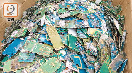 環保署在海關協助下截獲廢印刷電路板。（環境保護署圖片）
