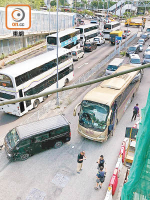 客貨車撞欄後橫亘路中，現場交通受阻。（讀者提供）