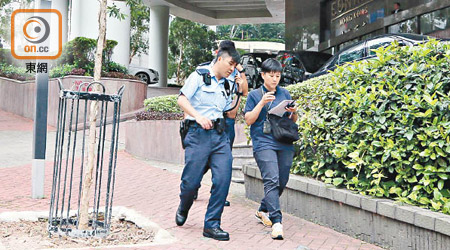 警員往案發酒店調查。（馬竟峯攝）