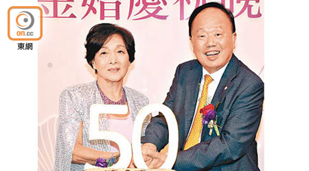 胡楚南同太太胡莊淑蘭一齊切蛋糕，慶祝結婚五十年。（徐家浩攝）