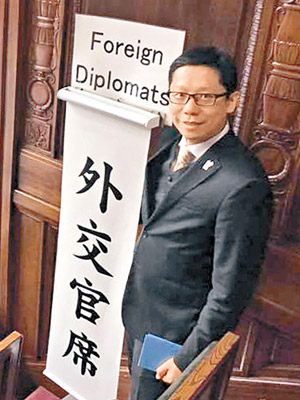 黃傑龍參觀日本國會，話機會難得。（互聯網圖片）