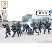 解放軍駐港部隊總部對開有受傷示威者被制服，有警員亦跌在地上。