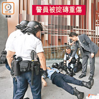 有警員被示威者掟磚重傷，在立法會內等候救援及送院。（袁志豪攝）