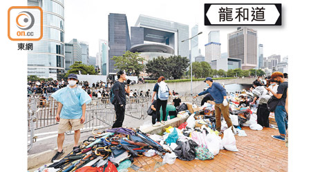 示威者於龍和道架設大量鐵馬，同時收集雨傘等物資。