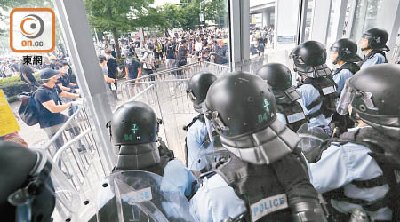 大批警員全副裝備進入立法會布防及戒備，應付示威者的衝擊。