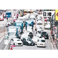 軒尼詩道懷疑有人故意以汽車堵塞道路。（互聯網圖片）