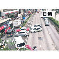 警員指揮灣仔往金鐘方向車輛使用其他道路。（互聯網圖片）