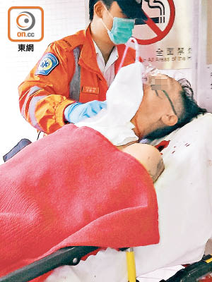 男子送院時需用氧氣罩協助呼吸。（曾紹良攝）