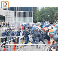 本周三「612暴動」中，示威者與警方連番爆發衝突。