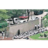 約五十名喇沙學生在校內靜坐。（互聯網圖片）