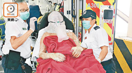 50歲女傷者<br>女傷者面部敷着敷料，手及身體用保鮮紙包着送院。（張世洋攝）