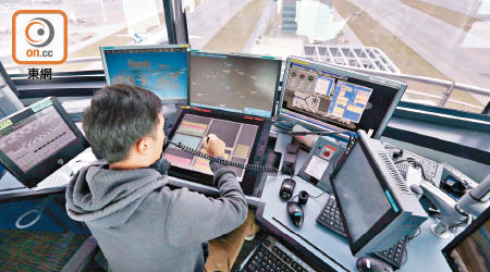 民航處空管系統壞機要轉用後備系統兼由衞星輔助。