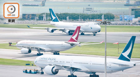 國泰航空前往台北航班延誤惹乘客不滿。