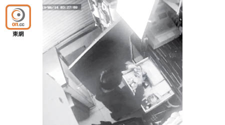 餐廳<br>泰國餐廳的「天眼」攝下賊人搜掠經過。