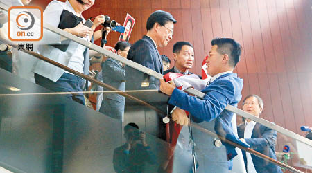 李家超月初出席討論逃犯條例修訂會議時遭泛民議員圍攻。