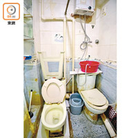 有劏房業主將兩個馬桶置於同一廁所內，住客如廁時沒有私隱。（受訪者提供）