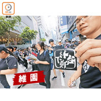 市民設計多款要求林鄭下台的大小標語參加遊行。
