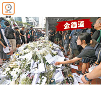 不少市民到太古廣場外獻上白花，悼念梁凌杰。