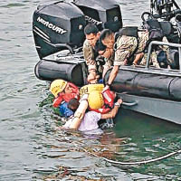 女事主被救上水警小艇。（互聯網圖片）