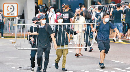 大批反對修訂《逃犯條例》的示威者於上周三包圍立法會，並與警方發生激烈衝突。