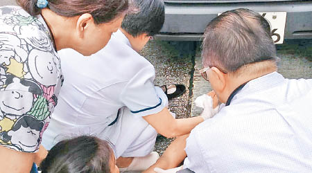 仁醫及護士替女童治理。（互聯網圖片）