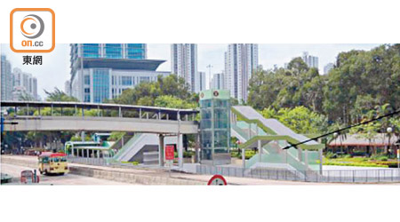 政府計劃在葵涌段近港鐵大窩口站B出口的行人天橋加建有蓋雙向自動扶梯。