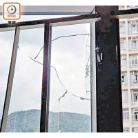 涉事單位玻璃窗被擊毀。（陳賜慧攝）