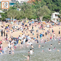 夏日炎炎，泳灘及泳池吸引大批泳客。