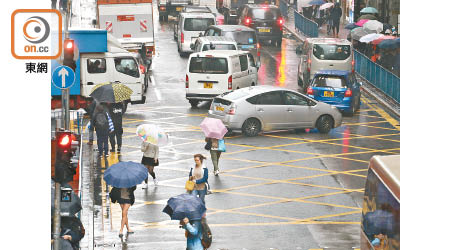 觀塘港鐵站及開源道一帶人車爭路問題嚴重，險象環生。