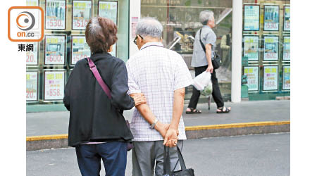 不少長者靠配偶照顧，預計未來「以老護老」情況增加。