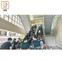 大批示威者經連接金鐘政府合署低座與高座的扶手電梯向高等法院進發。